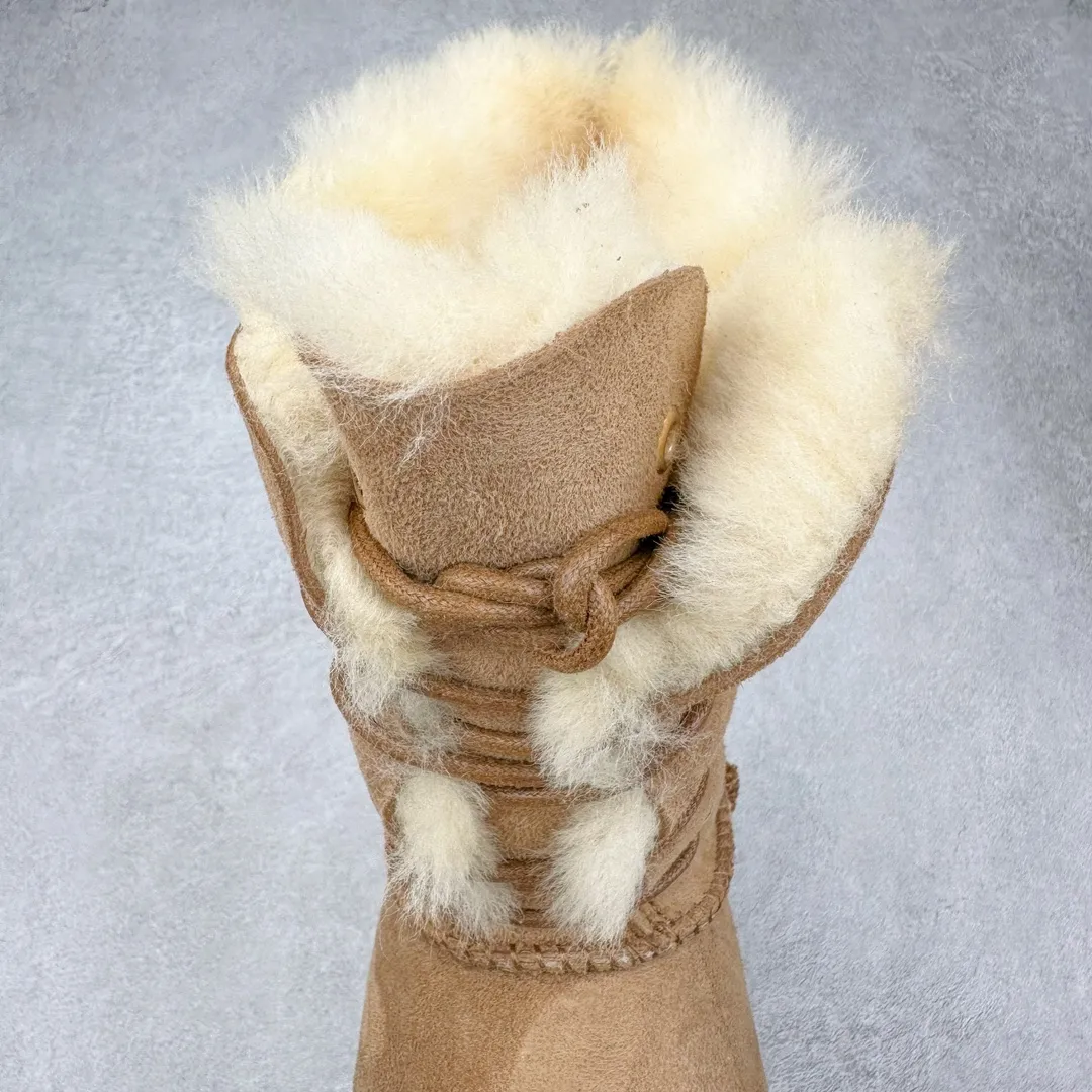 Pick up locally 💰600 UGG 1696 goddess style autumn and winter sheepskin and fur integrated snow boots. All shoes are made from the same factory as ZP. Longfeng A-grade Australian imported sheepskin and fur integrated women's boots. Brand OEM production line. Fully follow the ZP process. OEM original pattern maker. Adhering to the principle of no original shoes and no development selection. Pay attention to every detail. The most authentic version on the market TREADLITE "Light Wing" technology outsole Lightweight/durable/flexible/pile size: 35 36 37 38 39 40 Coding: by3936010